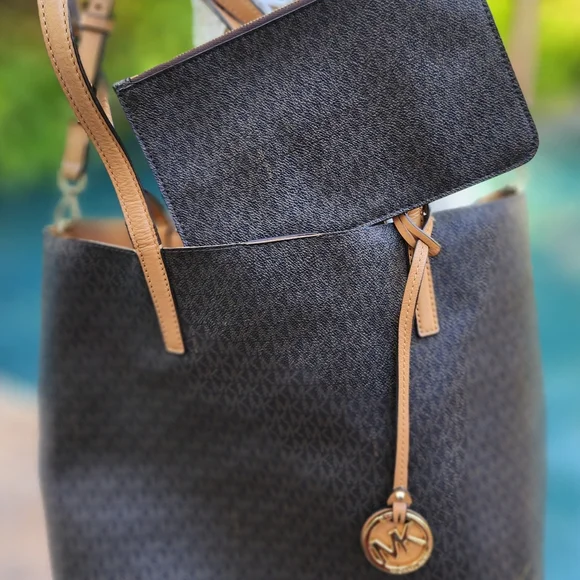 Michael Kors large Autograph Hayley tote-  Shoulder and Crossbody style - Picture 7 of 9